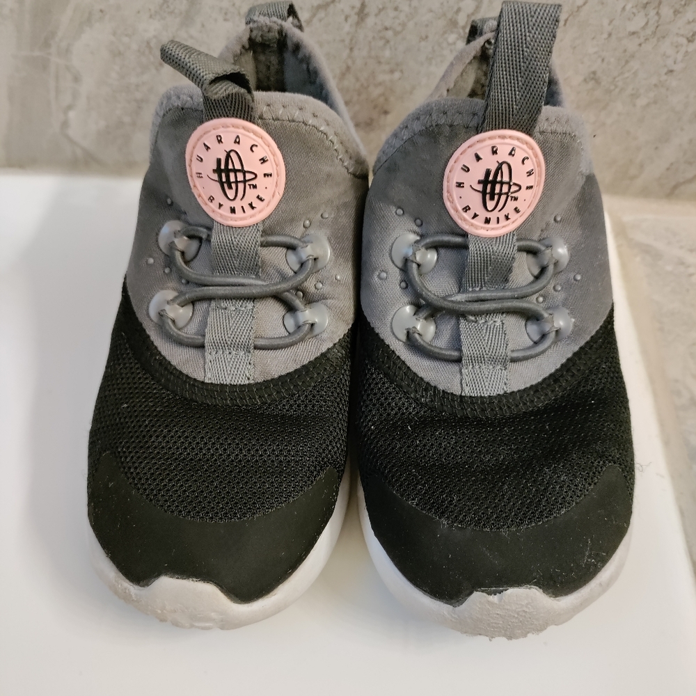 Nike Huarache little girls shoe